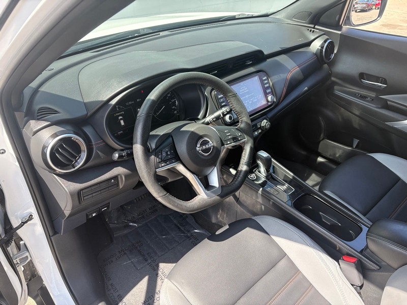 Nissan Kicks Vehicle Full-screen Gallery Image 15