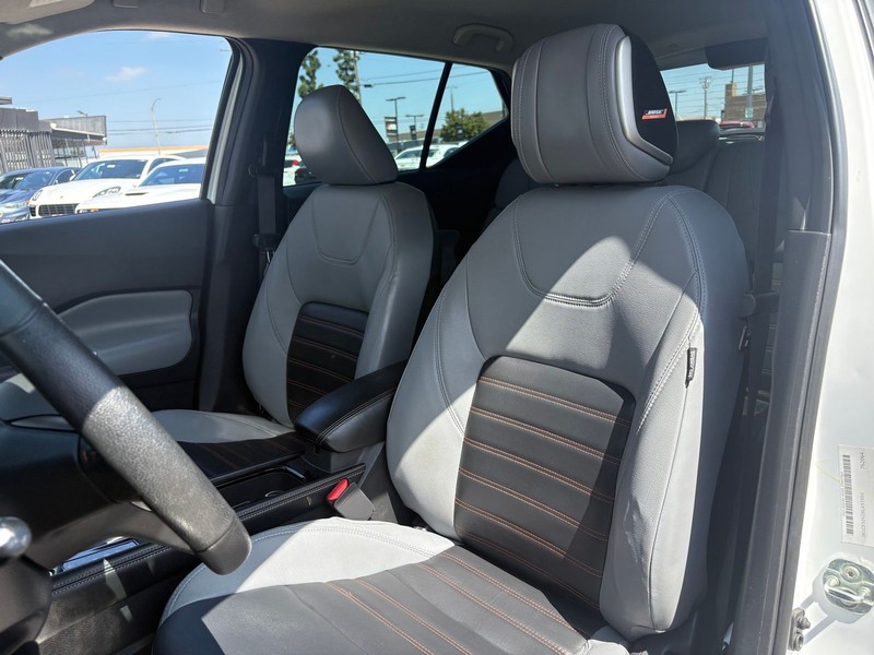 Nissan Kicks Vehicle Full-screen Gallery Image 16