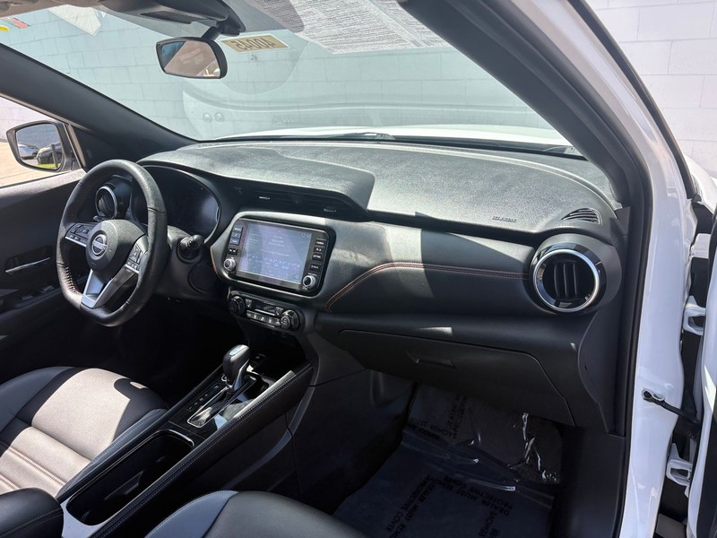 Nissan Kicks Vehicle Full-screen Gallery Image 18