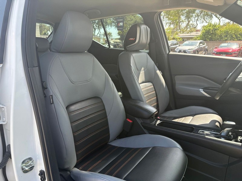 Nissan Kicks Vehicle Full-screen Gallery Image 19