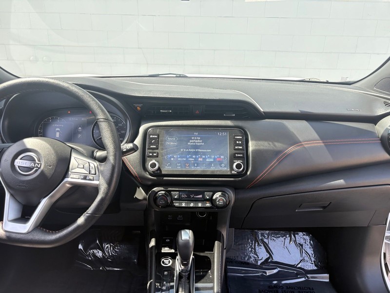 Nissan Kicks Vehicle Full-screen Gallery Image 26