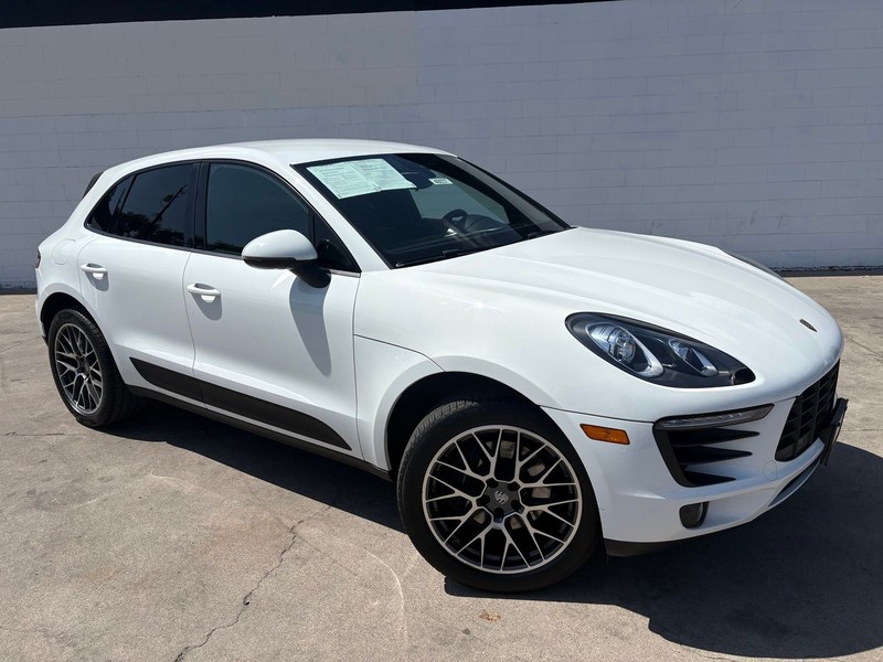 Porsche Macan Vehicle Full-screen Gallery Image 01