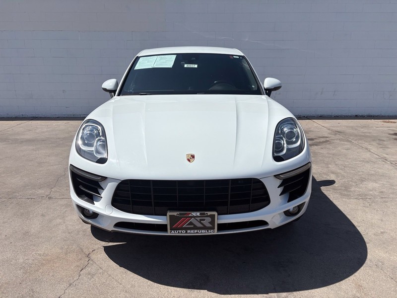 Porsche Macan Vehicle Full-screen Gallery Image 02