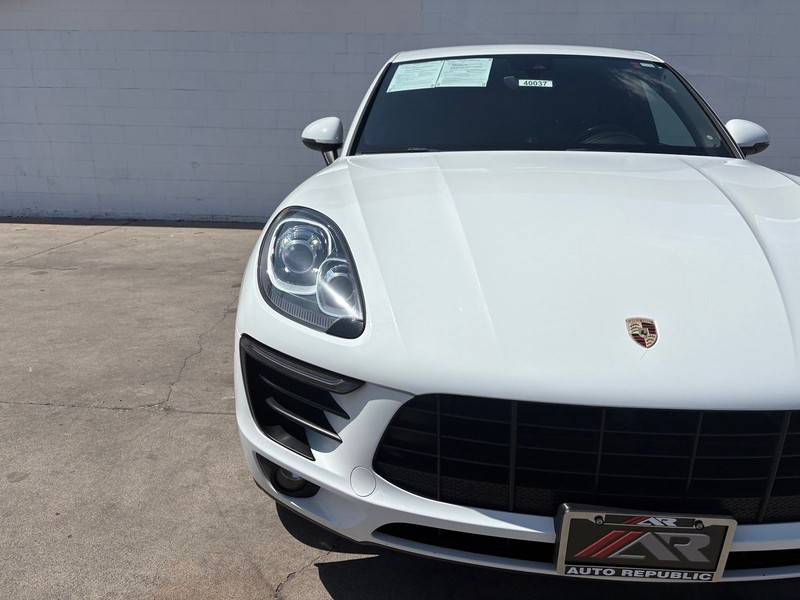 Porsche Macan Vehicle Full-screen Gallery Image 03