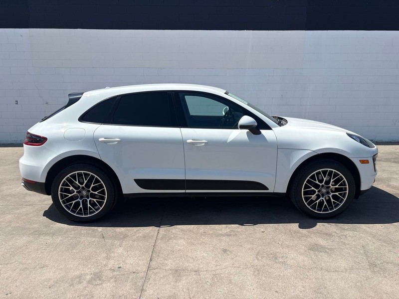 Porsche Macan Vehicle Full-screen Gallery Image 04