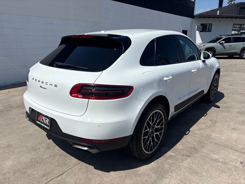 Porsche Macan Vehicle Full-screen Gallery Image 05