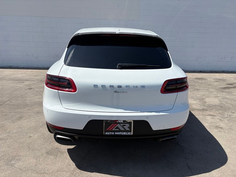 Porsche Macan Vehicle Full-screen Gallery Image 06