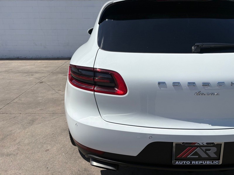 Porsche Macan Vehicle Full-screen Gallery Image 07