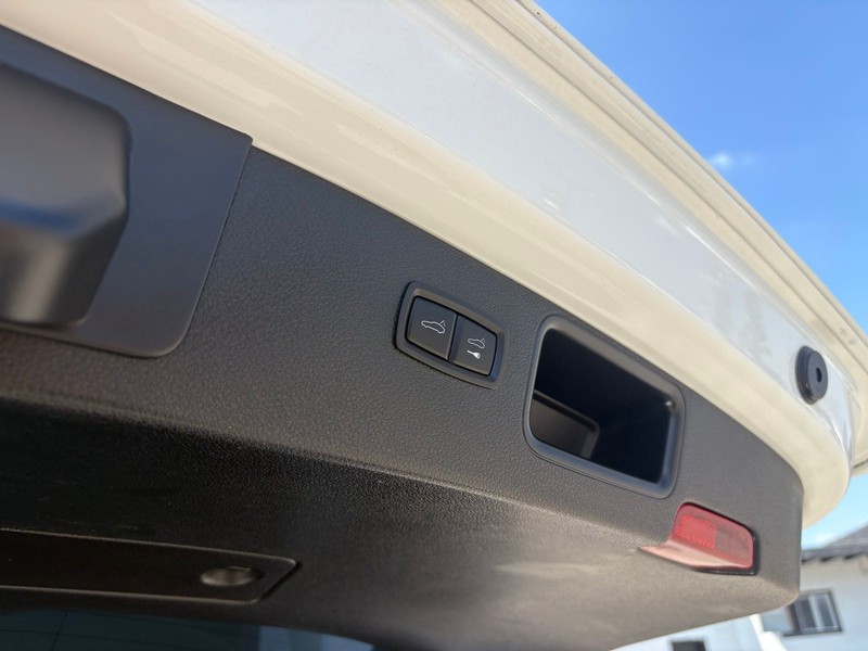 Porsche Macan Vehicle Full-screen Gallery Image 09