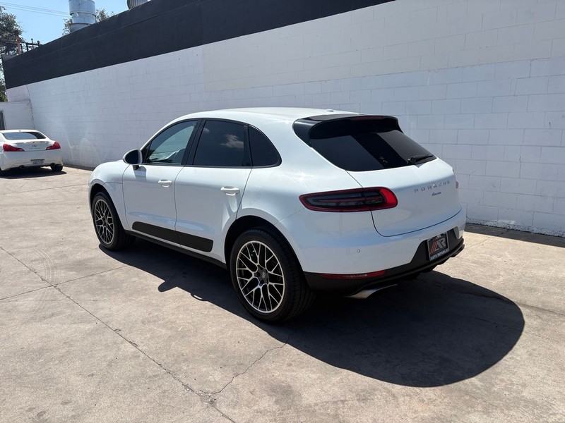 Porsche Macan Vehicle Full-screen Gallery Image 10