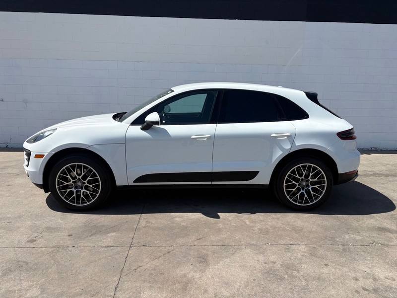 Porsche Macan Vehicle Full-screen Gallery Image 11