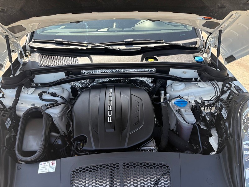 Porsche Macan Vehicle Full-screen Gallery Image 13