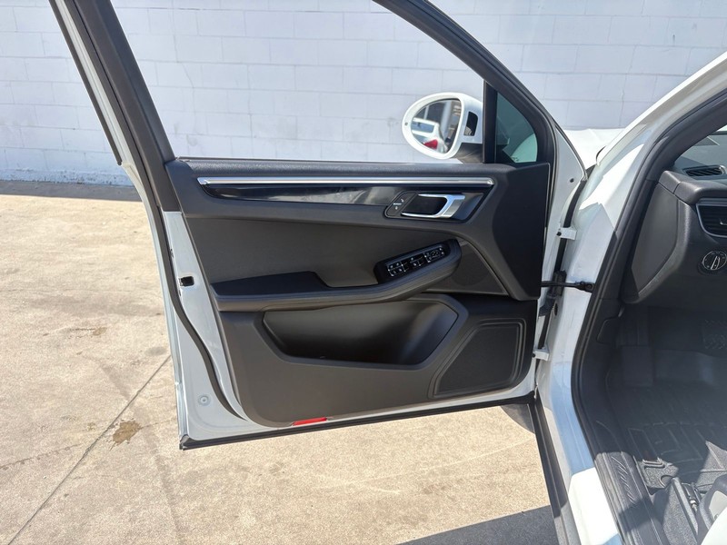 Porsche Macan Vehicle Full-screen Gallery Image 15