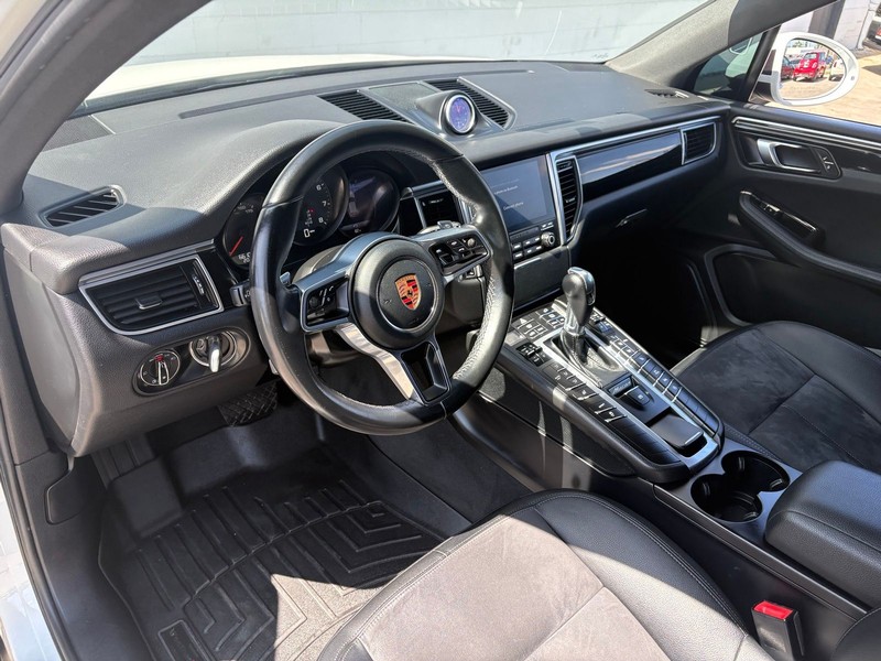 Porsche Macan Vehicle Full-screen Gallery Image 16