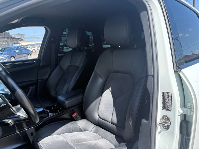 Porsche Macan Vehicle Full-screen Gallery Image 17