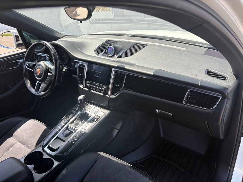 Porsche Macan Vehicle Full-screen Gallery Image 18