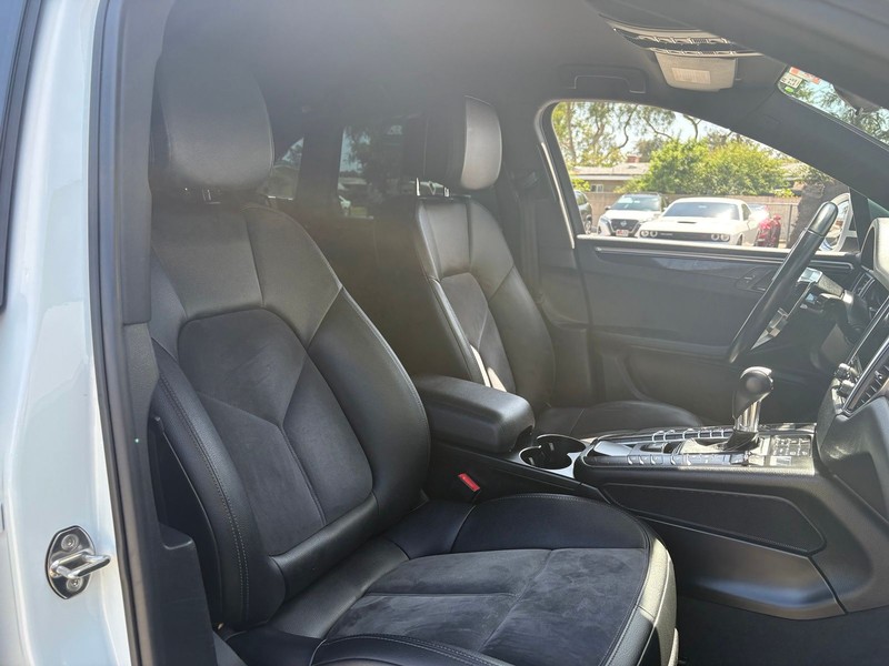 Porsche Macan Vehicle Full-screen Gallery Image 19