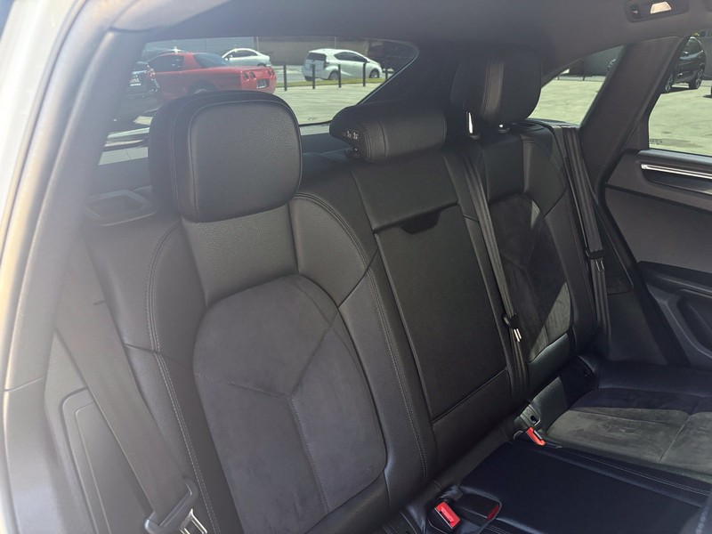 Porsche Macan Vehicle Full-screen Gallery Image 20