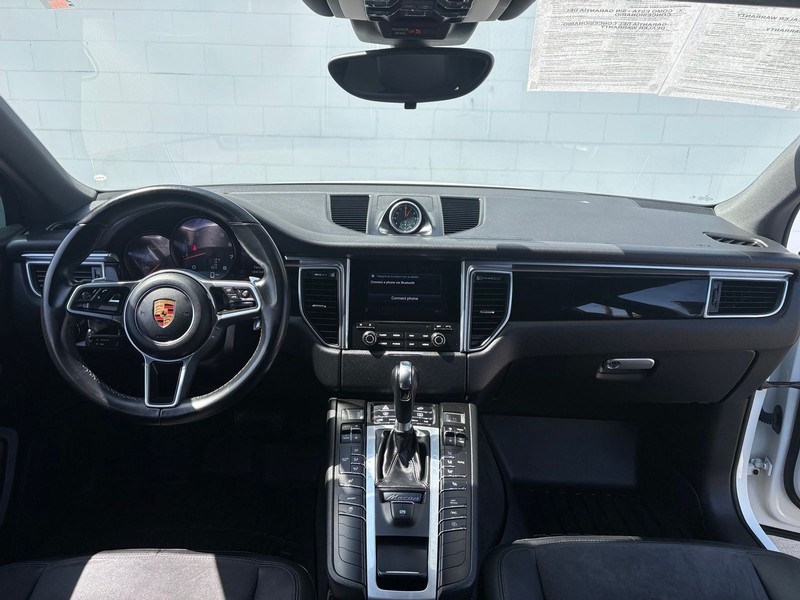 Porsche Macan Vehicle Full-screen Gallery Image 21