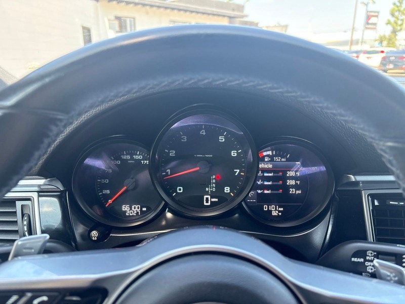 Porsche Macan Vehicle Full-screen Gallery Image 22