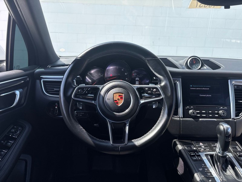 Porsche Macan Vehicle Full-screen Gallery Image 23