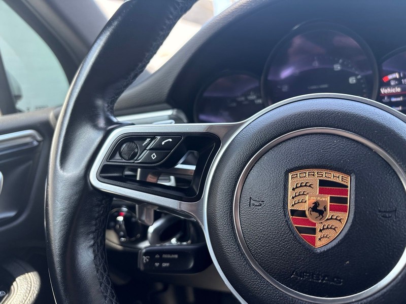 Porsche Macan Vehicle Full-screen Gallery Image 24
