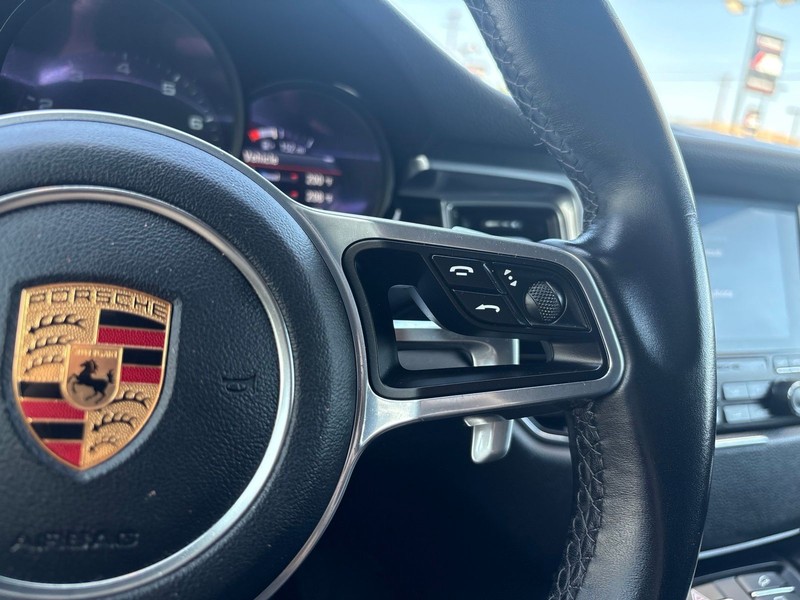 Porsche Macan Vehicle Full-screen Gallery Image 25