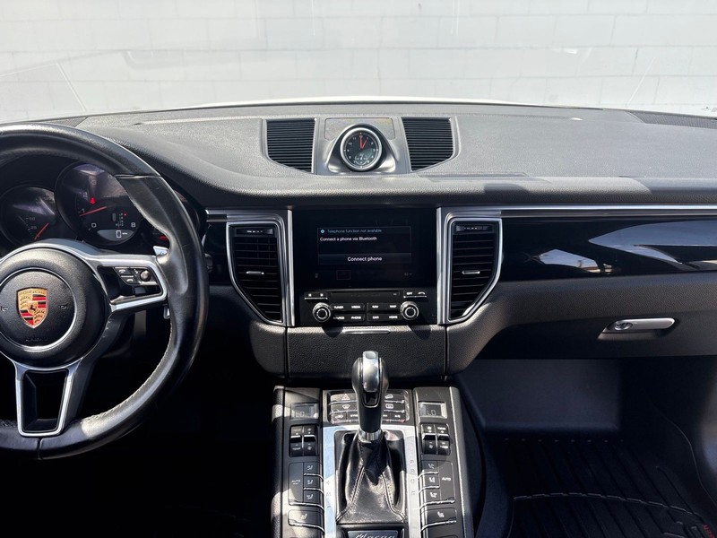 Porsche Macan Vehicle Full-screen Gallery Image 26