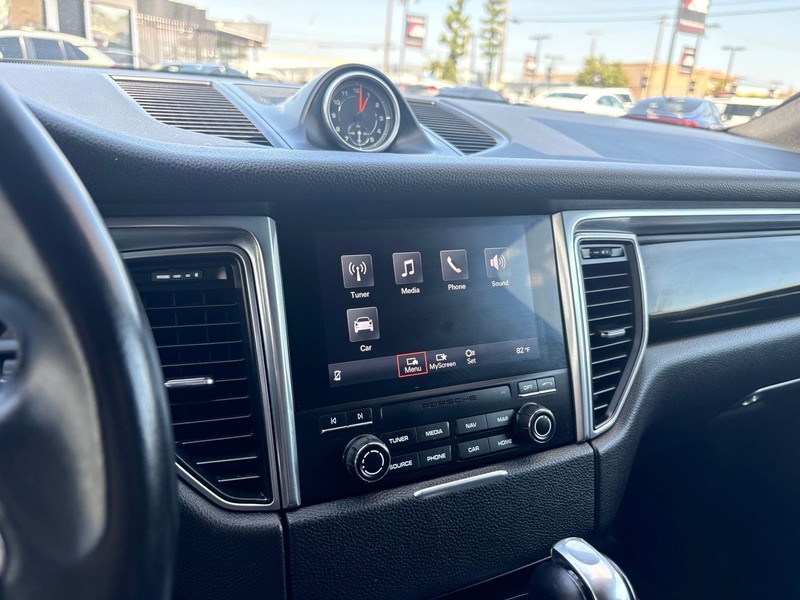 Porsche Macan Vehicle Full-screen Gallery Image 27