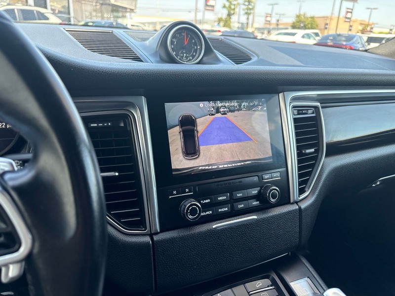 Porsche Macan Vehicle Full-screen Gallery Image 28