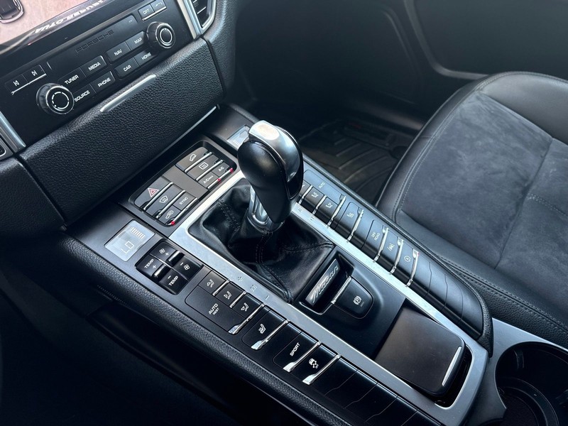 Porsche Macan Vehicle Full-screen Gallery Image 29