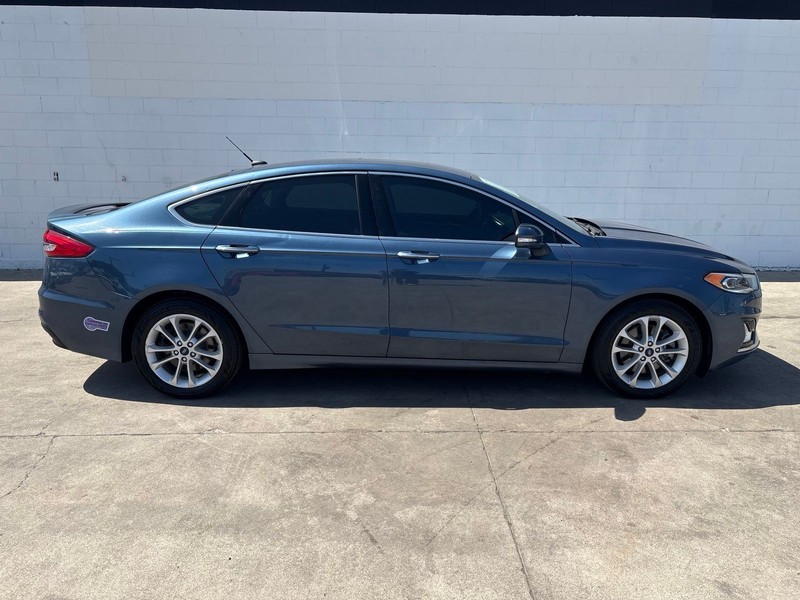 Ford Fusion Energi Vehicle Full-screen Gallery Image 04