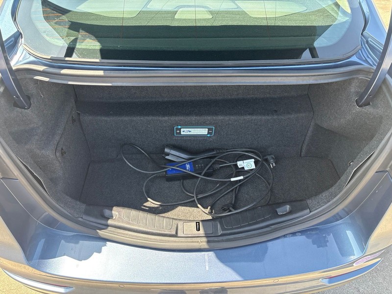 Ford Fusion Energi Vehicle Full-screen Gallery Image 08