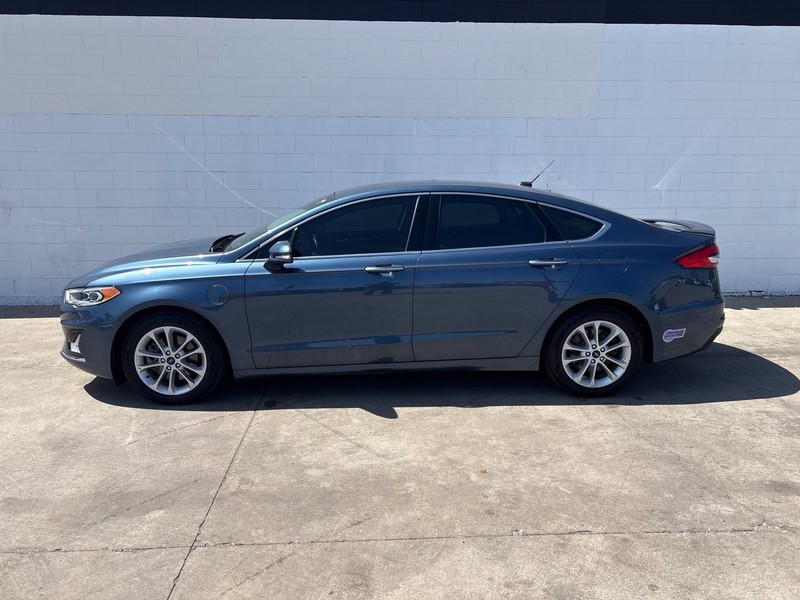 Ford Fusion Energi Vehicle Full-screen Gallery Image 10