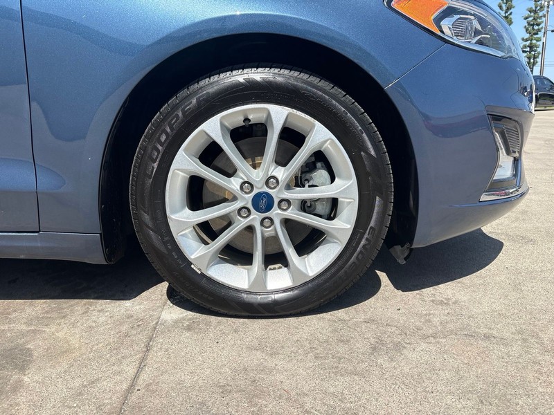Ford Fusion Energi Vehicle Full-screen Gallery Image 12
