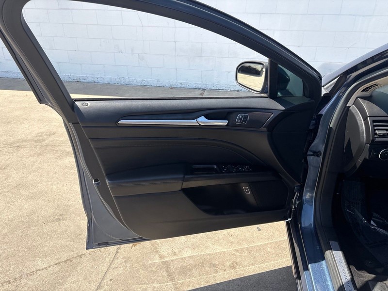 Ford Fusion Energi Vehicle Full-screen Gallery Image 13