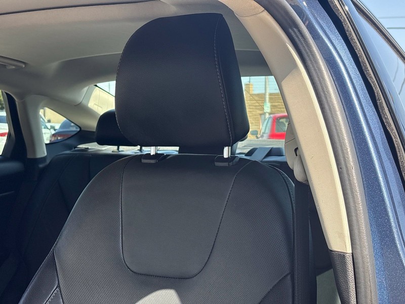 Ford Fusion Energi Vehicle Full-screen Gallery Image 15