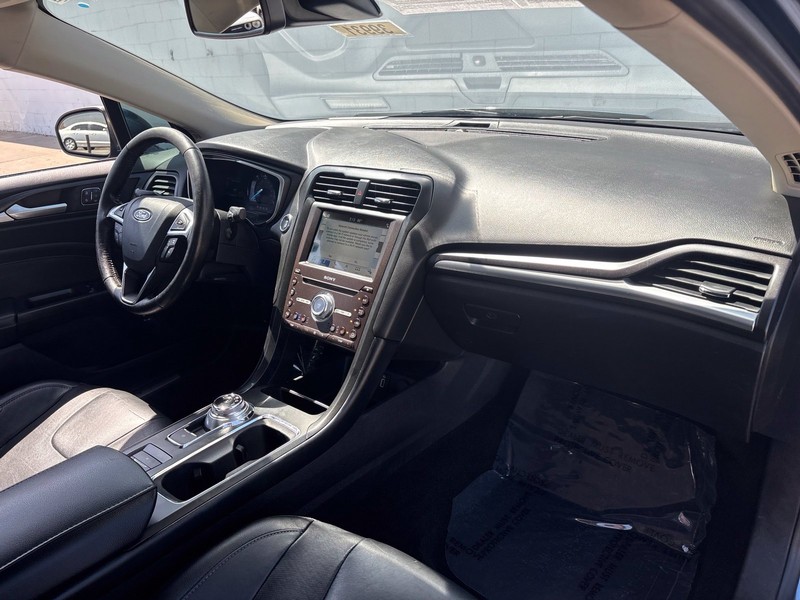 Ford Fusion Energi Vehicle Full-screen Gallery Image 16