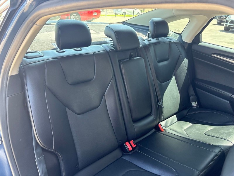 Ford Fusion Energi Vehicle Full-screen Gallery Image 18