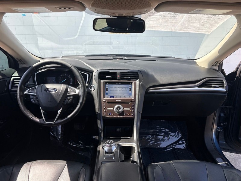 Ford Fusion Energi Vehicle Full-screen Gallery Image 19