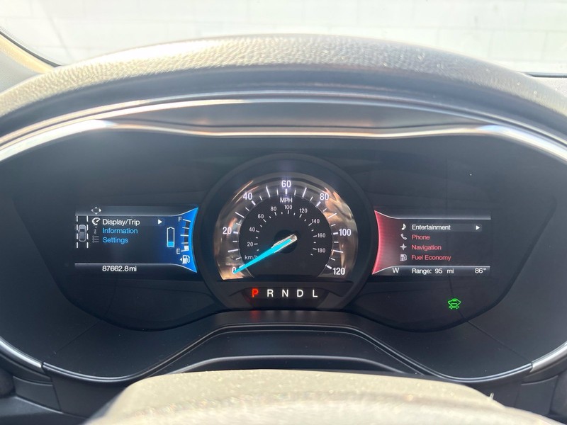 Ford Fusion Energi Vehicle Full-screen Gallery Image 20