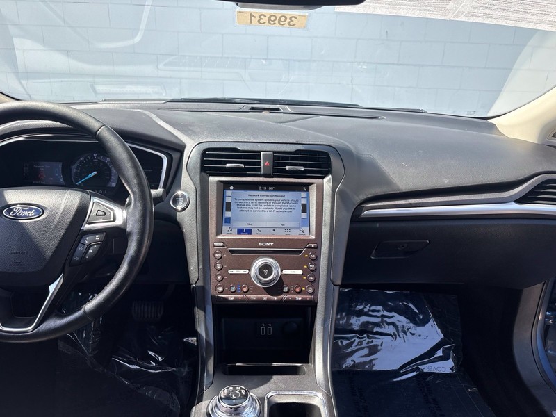 Ford Fusion Energi Vehicle Full-screen Gallery Image 24