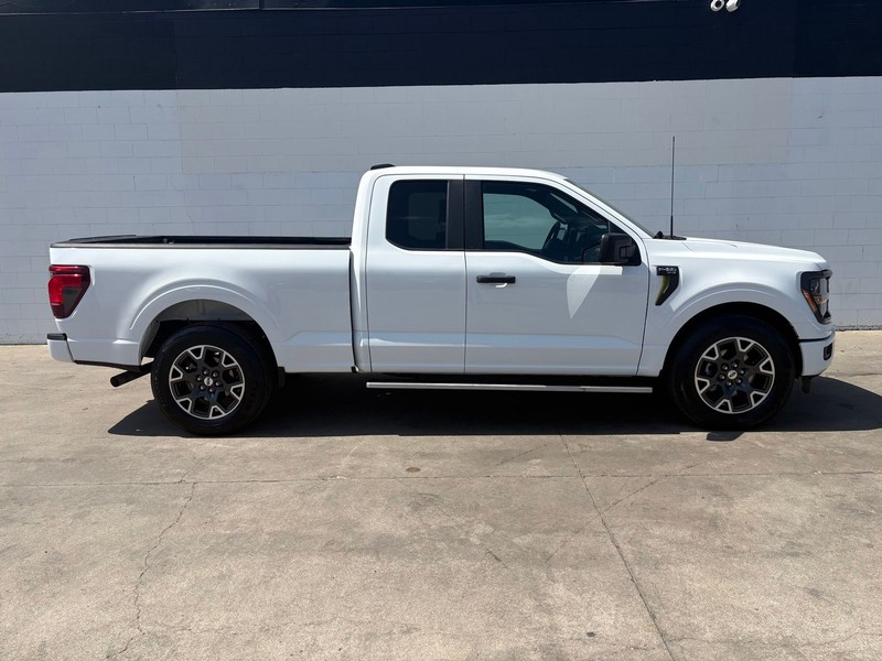 Ford F-150 Vehicle Full-screen Gallery Image 01