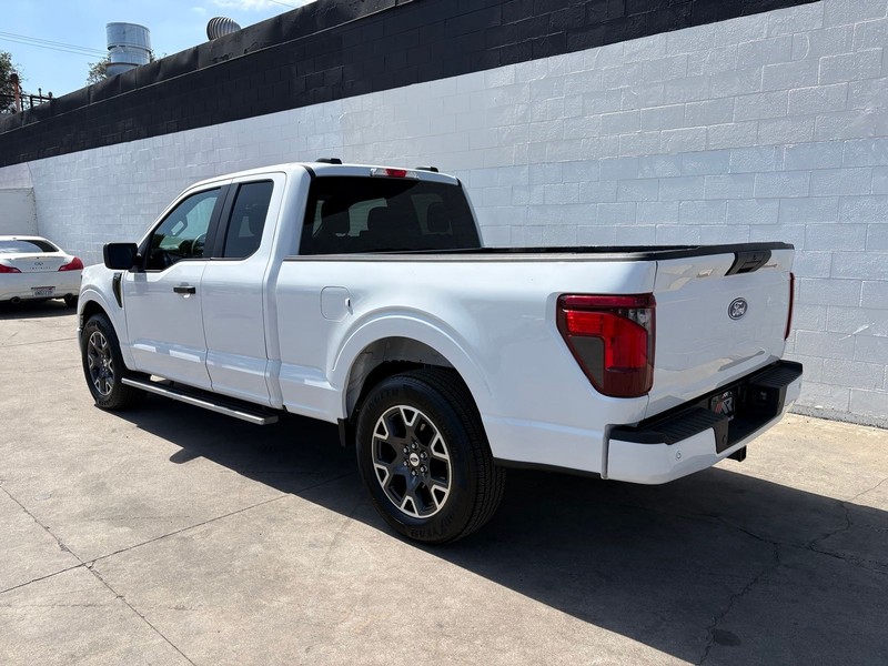 Ford F-150 Vehicle Full-screen Gallery Image 09