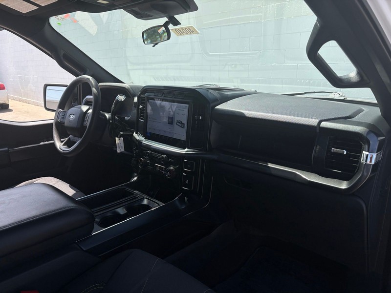 Ford F-150 Vehicle Full-screen Gallery Image 18