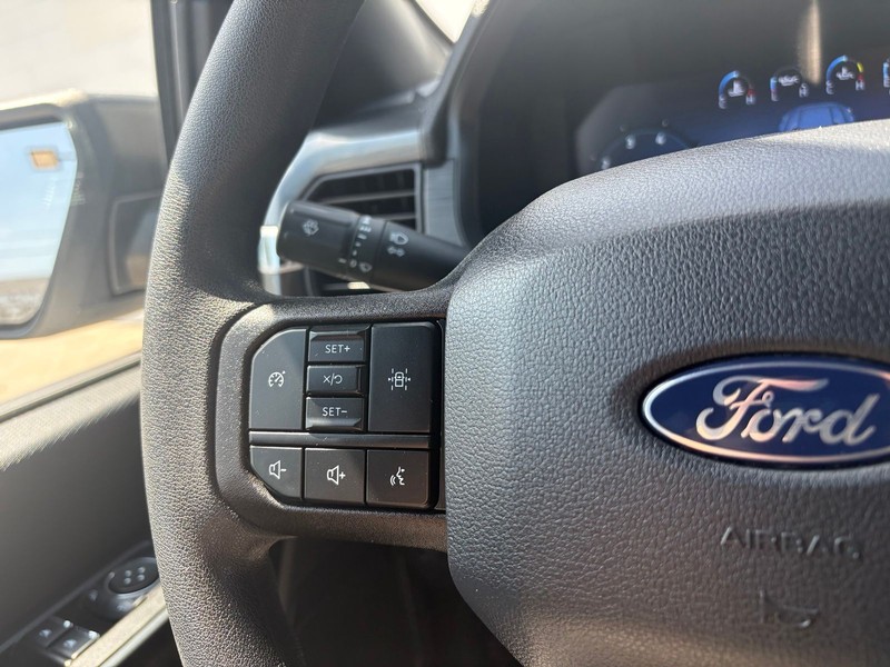 Ford F-150 Vehicle Full-screen Gallery Image 24