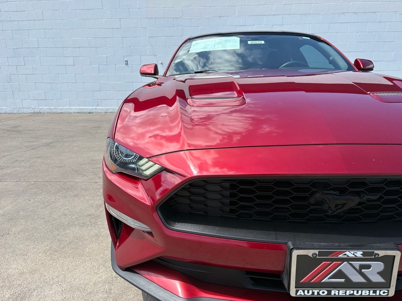 Ford Mustang Vehicle Full-screen Gallery Image 03