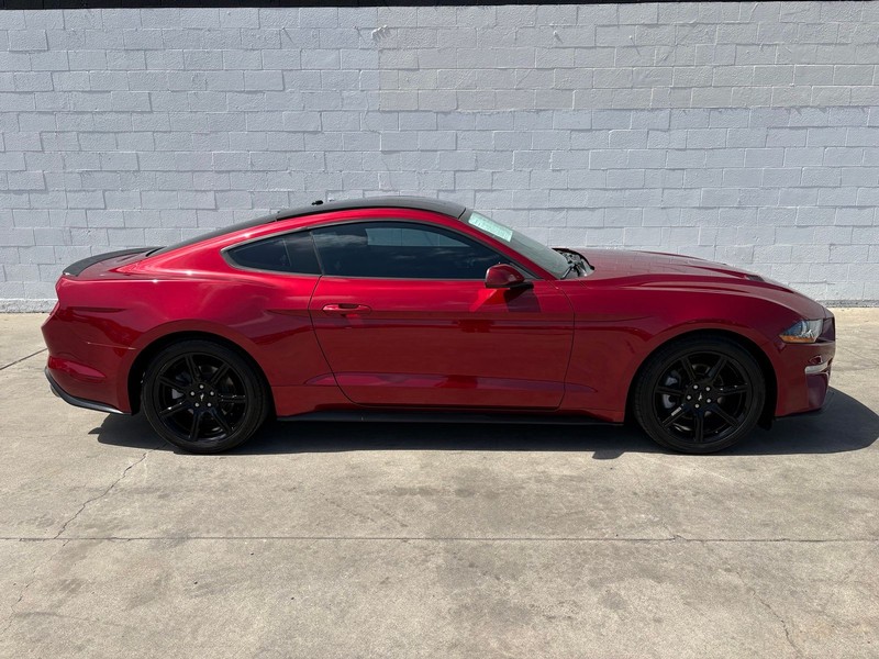 Ford Mustang Vehicle Full-screen Gallery Image 04