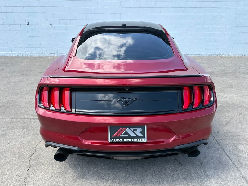 Ford Mustang Vehicle Full-screen Gallery Image 06
