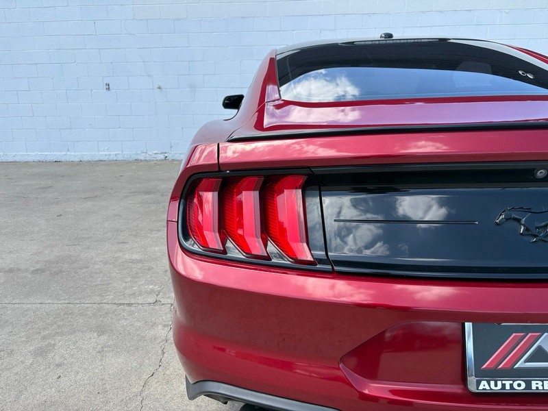 Ford Mustang Vehicle Full-screen Gallery Image 07